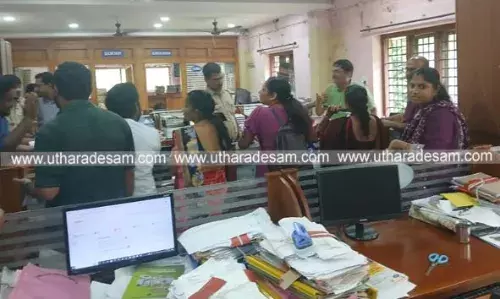 തെരുവ് കച്ചവടത്തെ ചൊല്ലിയുള്ള തര്ക്കം; പഞ്ചായത്ത് ഓഫീസില് അരങ്ങേറിയത് നാടകീയ സംഭവങ്ങള്; ഉദ്യോഗസ്ഥന് പൊട്ടിക്കരഞ്ഞു തെരുവ് കച്ചവടത്തെ ചൊല്ലിയുള്ള തര്ക്കം; പഞ്ചായത്ത് ഓഫീസില് അരങ്ങേറിയത് നാടകീയ സംഭവങ്ങള്; ഉദ്യോഗസ്ഥന് പൊട്ടിക്കരഞ്ഞു