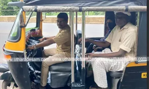 ഓട്ടോ ഡ്രൈവറായെത്തി മുന് പഞ്ചായത്ത് പ്രസിഡണ്ട് കെ.എല് പുണ്ടരികാക്ഷ; അമ്പരന്ന് യാത്രക്കാര് ഓട്ടോ ഡ്രൈവറായെത്തി മുന് പഞ്ചായത്ത് പ്രസിഡണ്ട് കെ.എല് പുണ്ടരികാക്ഷ; അമ്പരന്ന് യാത്രക്കാര്