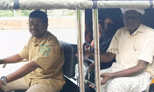 കുമ്പളയിലെ മുന് പഞ്ചായത്ത് പ്രസിഡണ്ട് ഓട്ടോ ഡ്രൈവറായി രംഗത്ത്; അമ്പരന്ന് യാത്രക്കാര് കുമ്പളയിലെ മുന് പഞ്ചായത്ത് പ്രസിഡണ്ട് ഓട്ടോ ഡ്രൈവറായി രംഗത്ത്; അമ്പരന്ന് യാത്രക്കാര്