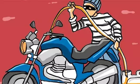 റെയില്‍വേ സ്റ്റേഷനില്‍ നിര്‍ത്തിയിട്ട വാഹനങ്ങളില്‍ നിന്ന് പെട്രോള്‍ മോഷണം; യുവാവ് അറസ്റ്റില്‍