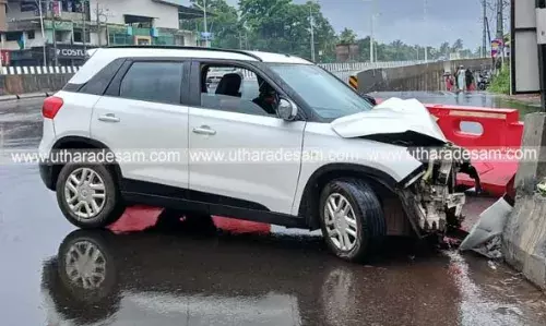 കുമ്പള ദേശീയ പാതയില് കാര് ഡിവൈഡറിലേക്ക് പാഞ്ഞു കയറി 4 പേര്ക്ക് പരിക്ക്; ഒരാളുടെ നില ഗുരുതരം; ഒരാഴ്ചക്കിടെ ഇത് 4ാമത്തെ സംഭവം കുമ്പള ദേശീയ പാതയില് കാര് ഡിവൈഡറിലേക്ക് പാഞ്ഞു കയറി 4 പേര്ക്ക് പരിക്ക്; ഒരാളുടെ നില ഗുരുതരം; ഒരാഴ്ചക്കിടെ ഇത് 4ാമത്തെ സംഭവം