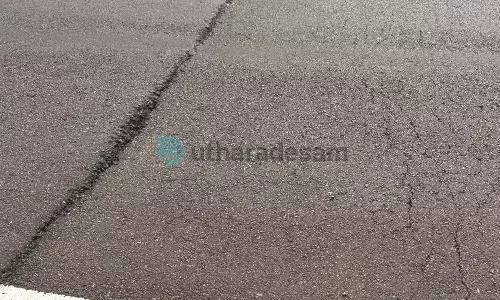 കാസര്കോട്-കാഞ്ഞങ്ങാട് റോഡില് പുനര്നിര്മ്മിച്ച കലുങ്കില് വിള്ളല് കാസര്കോട്-കാഞ്ഞങ്ങാട് റോഡില് പുനര്നിര്മ്മിച്ച കലുങ്കില് വിള്ളല്