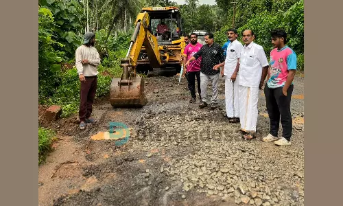 പ്രതിഷേധങ്ങള്ക്കൊടുവില് അധികൃതര് കണ്ണ് തുറന്നു; പള്ളത്തമൂലയില് റോഡിലെ കുഴികള് അടച്ചു തുടങ്ങി പ്രതിഷേധങ്ങള്ക്കൊടുവില് അധികൃതര് കണ്ണ് തുറന്നു; പള്ളത്തമൂലയില് റോഡിലെ കുഴികള് അടച്ചു തുടങ്ങി