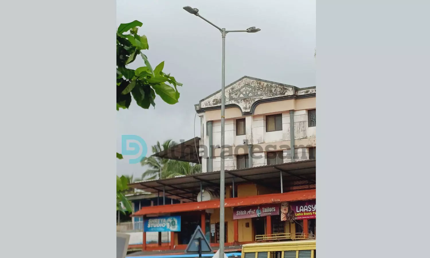 കുമ്പള-ബദിയടുക്ക റോഡിലെ തെരുവ് വിളക്കുകള് വീണ്ടും കണ്ണടച്ചു കുമ്പള-ബദിയടുക്ക റോഡിലെ തെരുവ് വിളക്കുകള് വീണ്ടും കണ്ണടച്ചു