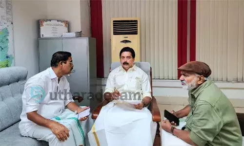 തൃക്കണ്ണാട് കടലാക്രമണം; എം.എല്.എമാര് മന്ത്രിയെ കണ്ടു; ആദ്യഘട്ടം 25 ലക്ഷം രൂപ തൃക്കണ്ണാട് കടലാക്രമണം; എം.എല്.എമാര് മന്ത്രിയെ കണ്ടു; ആദ്യഘട്ടം 25 ലക്ഷം രൂപ