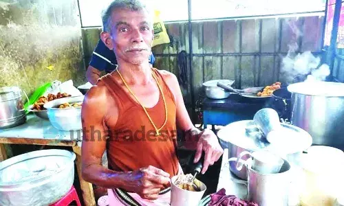 പപ്പേട്ടന്റെ രുചി വൈവിധ്യ കലവറയ്ക്ക് 40 വയസ്; കൈപ്പുണ്യം തേടിയെത്തുന്നത് നിരവധി പേര് പപ്പേട്ടന്റെ രുചി വൈവിധ്യ കലവറയ്ക്ക് 40 വയസ്; കൈപ്പുണ്യം തേടിയെത്തുന്നത് നിരവധി പേര്