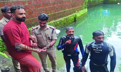 3 പവന് മാല കുളത്തില് വീണു; മുങ്ങിയെടുത്ത് അഗ്നിരക്ഷാസേന 3 പവന് മാല കുളത്തില് വീണു; മുങ്ങിയെടുത്ത് അഗ്നിരക്ഷാസേന