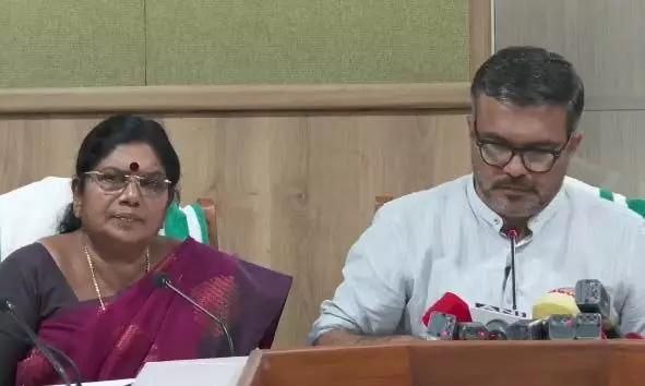 രോഗബാധിതരായ തെരുവുനായ്ക്കളെ ദയാവധം നടത്താം; അനുമതി നല്കി സംസ്ഥാന സര്ക്കാര് രോഗബാധിതരായ തെരുവുനായ്ക്കളെ ദയാവധം നടത്താം; അനുമതി നല്കി സംസ്ഥാന സര്ക്കാര്