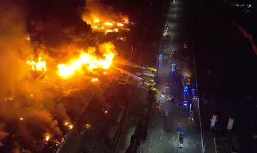 റാസ് അല് ഖൈമയിലെ ഫാക്ടറിയില് വന് തീപിടുത്തം; 5 മണിക്കൂറിനുള്ളില് നിയന്ത്രണവിധേയമാക്കി റാസ് അല് ഖൈമയിലെ ഫാക്ടറിയില് വന് തീപിടുത്തം; 5 മണിക്കൂറിനുള്ളില് നിയന്ത്രണവിധേയമാക്കി