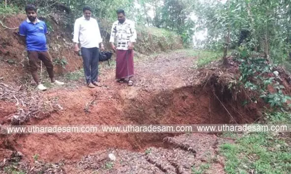 മഞ്ചേശ്വരം ബാക്രവയലില് ഭൂമി വീണ്ടും പിളര്ന്നു; റോഡ് രണ്ടായി മുറിഞ്ഞു മഞ്ചേശ്വരം ബാക്രവയലില് ഭൂമി വീണ്ടും പിളര്ന്നു; റോഡ് രണ്ടായി മുറിഞ്ഞു