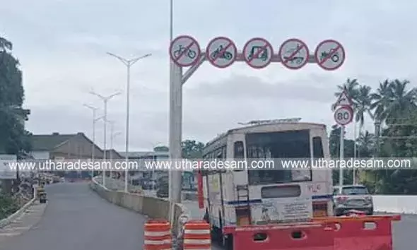 വഴികാട്ടി ബോര്‍ഡില്ല, കുമ്പളയില്‍ നട്ടംതിരിഞ്ഞ് വാഹനയാത്രക്കാര്‍; അപകടങ്ങളും പതിവാകുന്നു
