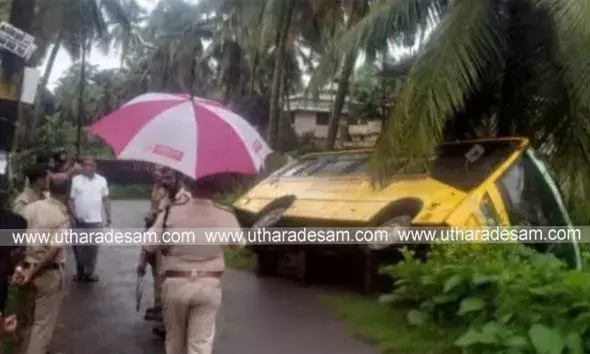 സ്‌കൂള്‍ ബസ് നിയന്ത്രണം വിട്ട് കുഴിയിലേക്ക് വീണു; തെങ്ങില്‍ തട്ടി നിന്നതിനാല്‍ വന്‍ദുരന്തം ഒഴിവായി