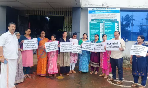 കാസര്കോട് നഗരസഭക്ക് മുന്നില് ബി.ജെ.പി കൗണ്സിലര്മാരുടെ സമരം കാസര്കോട് നഗരസഭക്ക് മുന്നില് ബി.ജെ.പി കൗണ്സിലര്മാരുടെ സമരം