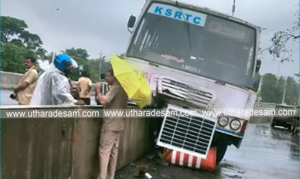 കെ.എസ്.ആര്.ടി.സി ബസ് ഡിവൈഡറിലേക്ക് ഇടിച്ചുകയറി 15 യാത്രക്കാര്ക്ക് പരിക്ക് കെ.എസ്.ആര്.ടി.സി ബസ് ഡിവൈഡറിലേക്ക് ഇടിച്ചുകയറി 15 യാത്രക്കാര്ക്ക് പരിക്ക്
