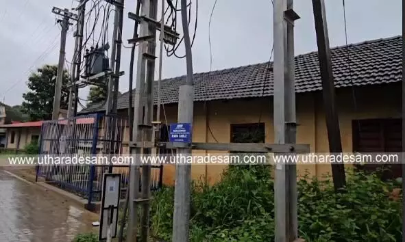 അപകടഭീഷണിയുമായി കുഞ്ചത്തൂര് സ്കൂള് പരിസരത്ത് ട്രാന്സ്ഫോര്മര് അപകടഭീഷണിയുമായി കുഞ്ചത്തൂര് സ്കൂള് പരിസരത്ത് ട്രാന്സ്ഫോര്മര്
