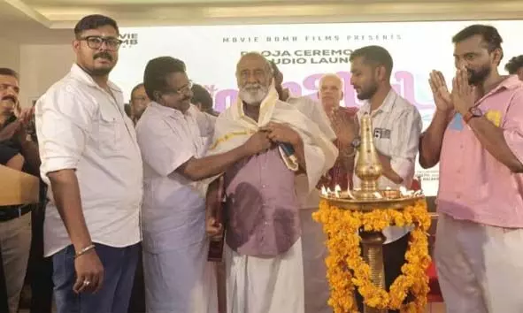 ടി.ജി. രവി, ഇന്ദ്രന്സ് എന്നിവര് കേന്ദ്രകഥാപാത്രമാകുന്ന ഫാമിലി സര്ക്കസിന്റെ പൂജയും സ്വിച്ച് ഓണ് കര്മവും നടന്നു ടി.ജി. രവി, ഇന്ദ്രന്സ് എന്നിവര് കേന്ദ്രകഥാപാത്രമാകുന്ന ഫാമിലി സര്ക്കസിന്റെ പൂജയും സ്വിച്ച് ഓണ് കര്മവും നടന്നു