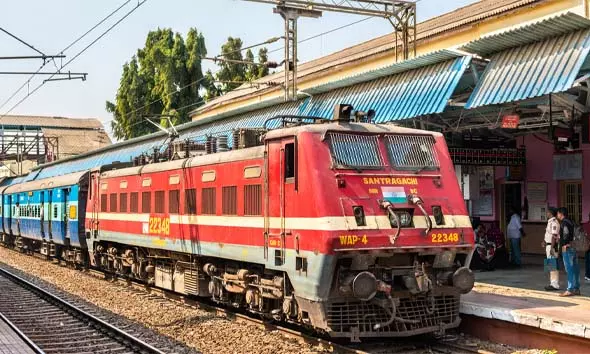 ട്രെയിന്‍ കോച്ചുകള്‍ തോന്നിയപടി; പരക്കം പാഞ്ഞ് യാത്രക്കാര്‍; ജനറല്‍ കോച്ചും വെട്ടിക്കുറക്കുന്നു