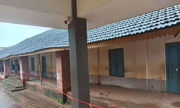 കാലപ്പഴക്കം ചെന്ന ഓടുപാകിയ കെട്ടിടത്തിലെ ക്ലാസ് മുറികള്‍ ഒഴിപ്പിച്ചു