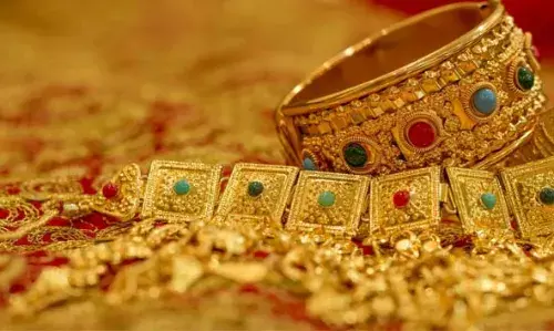 ആഭരണം വാങ്ങുന്നവര്‍ക്ക് കനത്ത തിരിച്ചടി നല്‍കി കുതിപ്പ് തുടര്‍ന്ന് സ്വര്‍ണം; പവന് ഒറ്റയടിക്ക് കൂടിയത് 840 രൂപ
