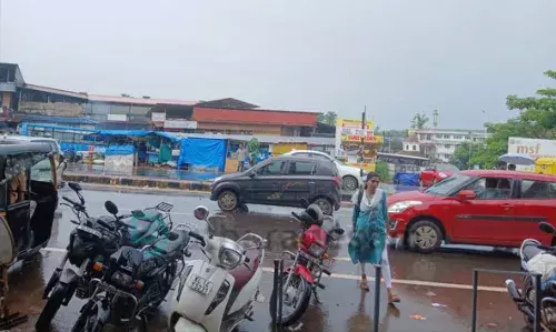 റോഡരികിലെ കൂറ്റന് ബോര്ഡുകളും  തട്ടുകടകളും വാഹനങ്ങള്ക്ക് തടസമാകുന്നു റോഡരികിലെ കൂറ്റന് ബോര്ഡുകളും  തട്ടുകടകളും വാഹനങ്ങള്ക്ക് തടസമാകുന്നു