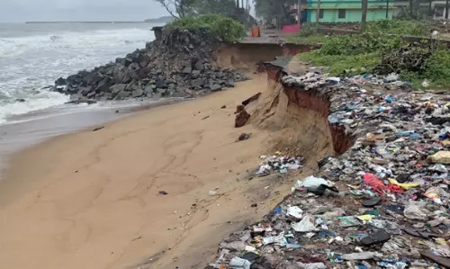 കീഴൂര് കടപ്പുറം കടലാക്രമണം: സ്ഥിതി അതീവഗുരുതരം, അടിയന്തിര ഇടപെടല് വേണമെന്ന് നാട്ടുകാര് കീഴൂര് കടപ്പുറം കടലാക്രമണം: സ്ഥിതി അതീവഗുരുതരം, അടിയന്തിര ഇടപെടല് വേണമെന്ന് നാട്ടുകാര്