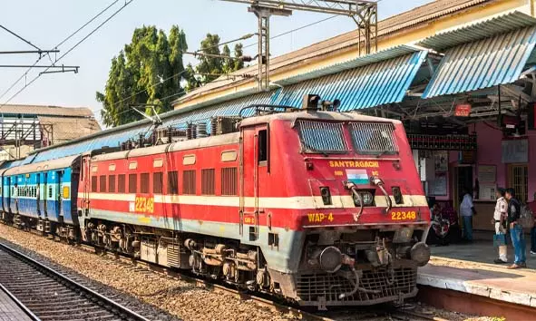 ട്രെയിന് കോച്ചുകള് തോന്നിയപടി; പരക്കം പാഞ്ഞ് യാത്രക്കാര്; ജനറല് കോച്ചും വെട്ടിക്കുറക്കുന്നു ട്രെയിന് കോച്ചുകള് തോന്നിയപടി; പരക്കം പാഞ്ഞ് യാത്രക്കാര്; ജനറല് കോച്ചും വെട്ടിക്കുറക്കുന്നു