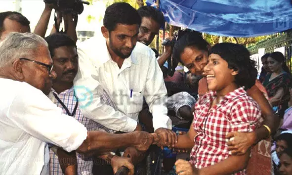 എന്ഡോസള്ഫാന് ഇരകള്ക്കായി ശബ്ദിച്ച വി.എസ് എന്ഡോസള്ഫാന് ഇരകള്ക്കായി ശബ്ദിച്ച വി.എസ്