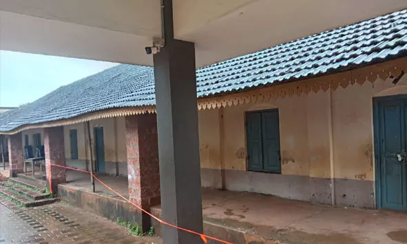 കാലപ്പഴക്കം ചെന്ന ഓടുപാകിയ കെട്ടിടത്തിലെ ക്ലാസ് മുറികള്‍ ഒഴിപ്പിച്ചു