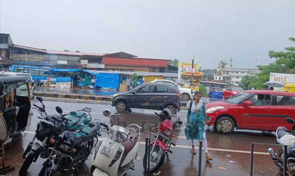 റോഡരികിലെ കൂറ്റന് ബോര്ഡുകളും തട്ടുകടകളും വാഹനങ്ങള്ക്ക് തടസമാകുന്നു റോഡരികിലെ കൂറ്റന് ബോര്ഡുകളും തട്ടുകടകളും വാഹനങ്ങള്ക്ക് തടസമാകുന്നു