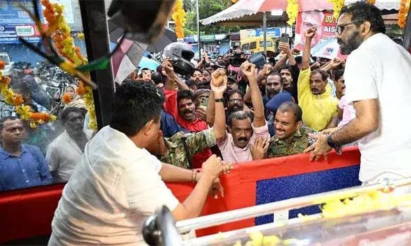 വി.എസ്സിന് വിട നല്‍കാന്‍ ജന്‍മനാട്; വിലാപ യാത്ര ആലപ്പുഴയിലെത്തി