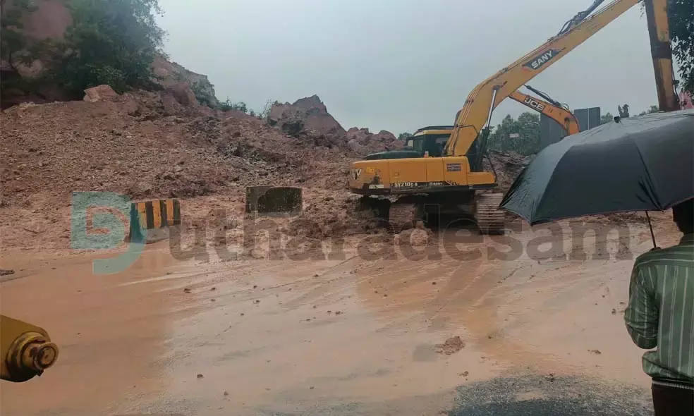 വീരമലക്കുന്നില്‍ മണ്ണിടിച്ചില്‍; വാഹനങ്ങള്‍ വഴിതിരിച്ചുവിട്ടു; വീണ്ടും ആശങ്ക