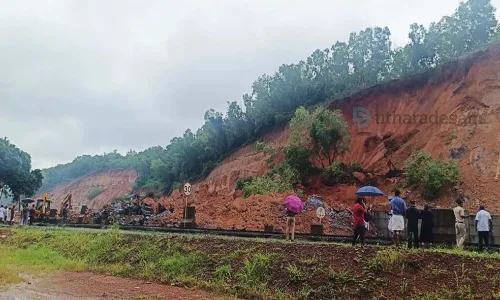 ആശങ്കയായി വീരമലക്കുന്നിലെ മണ്ണിടിച്ചില്; അധ്യാപിക രക്ഷപ്പെട്ടത് തലനാരിഴയ്ക്ക്; ഗതാഗതം വഴിമുട്ടി ആശങ്കയായി വീരമലക്കുന്നിലെ മണ്ണിടിച്ചില്; അധ്യാപിക രക്ഷപ്പെട്ടത് തലനാരിഴയ്ക്ക്; ഗതാഗതം വഴിമുട്ടി