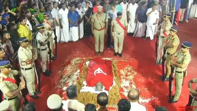 വി.എസ് ഇനി ജ്വലിക്കുന്ന ഓർമ്മ; പോരാട്ട ഭൂമിയിൽ നിത്യനിദ്ര വി.എസ് ഇനി ജ്വലിക്കുന്ന ഓർമ്മ; പോരാട്ട ഭൂമിയിൽ നിത്യനിദ്ര