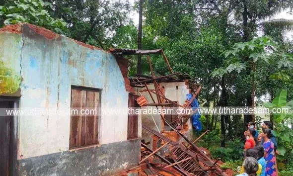 ശക്തമായ മഴയില്‍ തനിച്ച് താമസിക്കുന്ന സ്ത്രീയുടെ വീട് തകര്‍ന്നു; അപകട സമയത്ത് വീട്ടില്‍ ആളില്ലാത്തതിനാല്‍ ഒഴിവായത് വന്‍ദുരന്തം