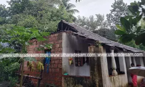 ശക്തമായ മഴയിലും കാറ്റിലും വീടിന്റെ മേല്‍ക്കൂര തകര്‍ന്നു; വീട്ടുകാര്‍ പരിക്കേല്‍ക്കാതെ രക്ഷപ്പെട്ടു