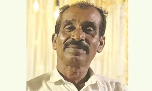 ഞങ്ങളെ തനിച്ചാക്കി ഹനീഫാ, നീ ഇത്ര പെട്ടെന്ന് പോയ് കളഞ്ഞല്ലോ... ഞങ്ങളെ തനിച്ചാക്കി ഹനീഫാ, നീ ഇത്ര പെട്ടെന്ന് പോയ് കളഞ്ഞല്ലോ...