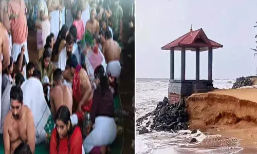 ബലിതര്പ്പണം നടത്തി ആയിരങ്ങള്; തൃക്കണ്ണാട് ഭക്തരുടെ എണ്ണത്തില് കുറവ് ബലിതര്പ്പണം നടത്തി ആയിരങ്ങള്; തൃക്കണ്ണാട് ഭക്തരുടെ എണ്ണത്തില് കുറവ്