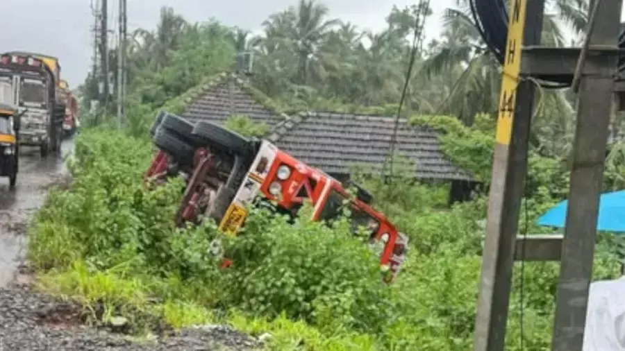 കാഞ്ഞങ്ങാട്ട് മറിഞ്ഞ ടാങ്കറില്‍ നിന്ന് വാതകം ചോര്‍ന്നു; പ്രദേശത്ത് കനത്ത ജാഗ്രത
