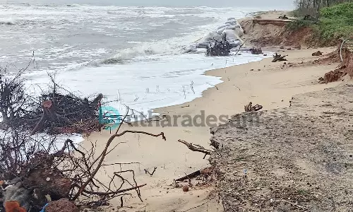 കടല് കലിപ്പിലാണ്; കടലോരം കണ്ണീരിലും കടല് കലിപ്പിലാണ്; കടലോരം കണ്ണീരിലും