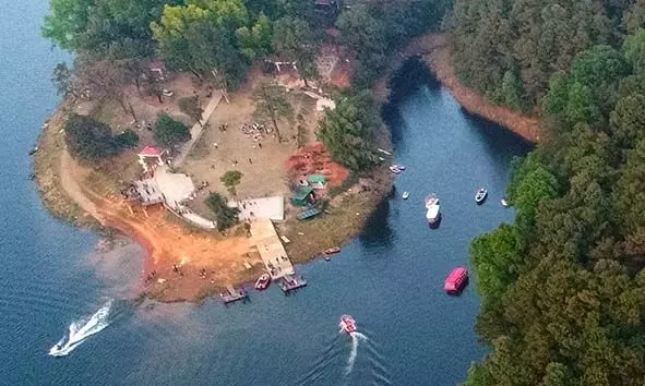 മേഘാലയയുടെ പ്രകൃതി അത്ഭുതങ്ങളിലൂടെ ഒരു അവിസ്മരണീയ യാത്ര മേഘാലയയുടെ പ്രകൃതി അത്ഭുതങ്ങളിലൂടെ ഒരു അവിസ്മരണീയ യാത്ര