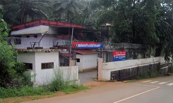 മൊബൈല്‍ ഫോണ്‍ വാങ്ങി നല്‍കി പ്ലസ് വണ്‍ വിദ്യാര്‍ത്ഥിനിയെ പീഡിപ്പിച്ചെന്ന പരാതിയില്‍ 45കാരനെതിരെ കേസ്