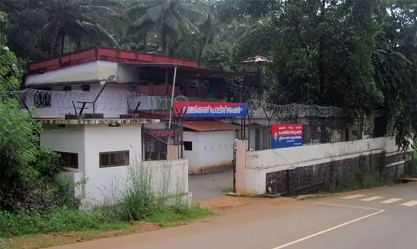 മൊബൈല്‍ ഫോണ്‍ വാങ്ങി നല്‍കി പ്ലസ് വണ്‍ വിദ്യാര്‍ത്ഥിനിയെ പീഡിപ്പിച്ചെന്ന പരാതിയില്‍ 45കാരനെതിരെ കേസ്