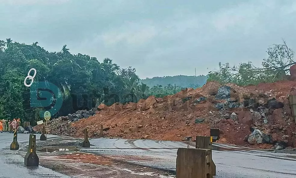 വീരമലക്കുന്ന് ; ഇനിയും പൊറുക്കാനാവില്ല; പ്രക്ഷോഭത്തിനൊരുങ്ങി മയ്യിച്ച നിവാസികള് വീരമലക്കുന്ന് ; ഇനിയും പൊറുക്കാനാവില്ല; പ്രക്ഷോഭത്തിനൊരുങ്ങി മയ്യിച്ച നിവാസികള്
