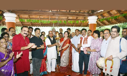 ഗിളിവിണ്ടുവില് കാവ്യപ്പെരുമഴ പെയ്തിറങ്ങി ഗിളിവിണ്ടുവില് കാവ്യപ്പെരുമഴ പെയ്തിറങ്ങി