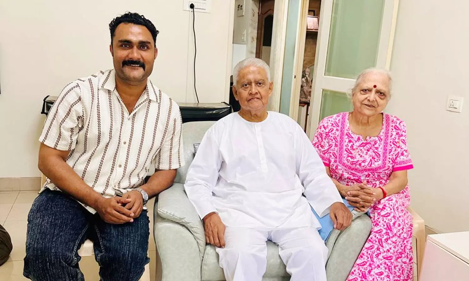 നിഷാദ് പാടി, പ്യാരേലാല് കൈപിടിച്ച് കുലുക്കി നിഷാദ് പാടി, പ്യാരേലാല് കൈപിടിച്ച് കുലുക്കി