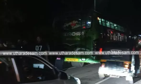ബസിന് മുന്നില്‍ ബൈക്കുകാരന്റെ പരാക്രമം; തെറിച്ച് വീണ് ബസ് യാത്രികര്‍ക്ക്  പരിക്ക്