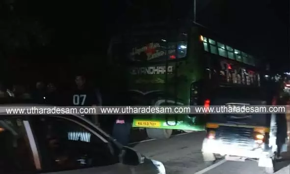 ബസിന് മുന്നില് ബൈക്കുകാരന്റെ പരാക്രമം; തെറിച്ച് വീണ് ബസ് യാത്രികര്ക്ക് പരിക്ക് ബസിന് മുന്നില് ബൈക്കുകാരന്റെ പരാക്രമം; തെറിച്ച് വീണ് ബസ് യാത്രികര്ക്ക് പരിക്ക്
