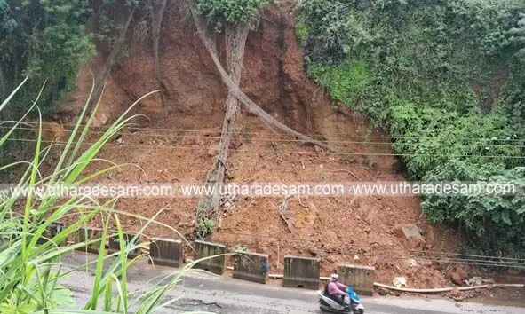 കെ.എസ്.ടി.പി റോഡിന്റെ വശത്തുള്ള കുന്ന് ഇടിയാറായ നിലയില്; വന് അപകടസാധ്യത കെ.എസ്.ടി.പി റോഡിന്റെ വശത്തുള്ള കുന്ന് ഇടിയാറായ നിലയില്; വന് അപകടസാധ്യത