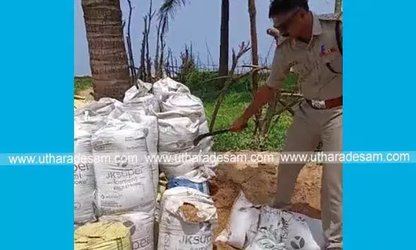 മണല്‍ മാഫിയക്കെതിരെ മുഖം നോക്കാതെ നടപടിയുമായി കുമ്പള പൊലീസ്; മണല്‍ സൂക്ഷിച്ച 500 ല്‍പരം ചാക്കുകള്‍ കീറി നശിപ്പിച്ചു