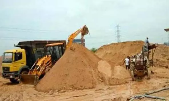 ആദ്യം എസ്.ഐയെ വരുതിയിലാക്കാന് ശ്രമിച്ച് പരാജയപ്പെട്ടു; ഒരു വിഭാഗം പൊലീസുകാരെ കൂട്ടുപിടിച്ച് മണല് മാഫിയാ സംഘങ്ങള് ഉണ്ടാക്കിയത് കോടികള് ആദ്യം എസ്.ഐയെ വരുതിയിലാക്കാന് ശ്രമിച്ച് പരാജയപ്പെട്ടു; ഒരു വിഭാഗം പൊലീസുകാരെ കൂട്ടുപിടിച്ച് മണല് മാഫിയാ സംഘങ്ങള് ഉണ്ടാക്കിയത് കോടികള്